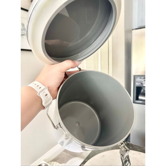 Gray dog food storage bucket with handle - Picture 3 of 3